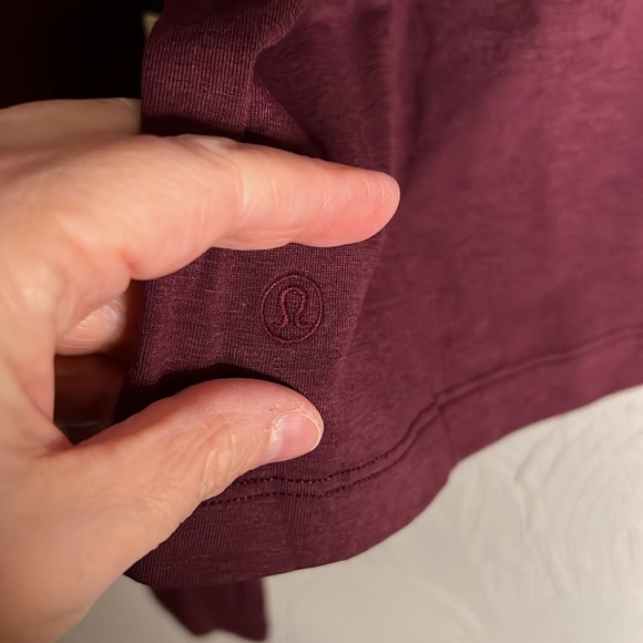 566. Lululemon Classic-Fit Cotton-Blend Long Sleeve sizes Sleeve in garnet red - Picture 6 of 7